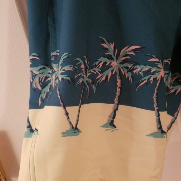 Old Navy Built-in Flex Board Shorts Men NWT - Picture 2 of 8